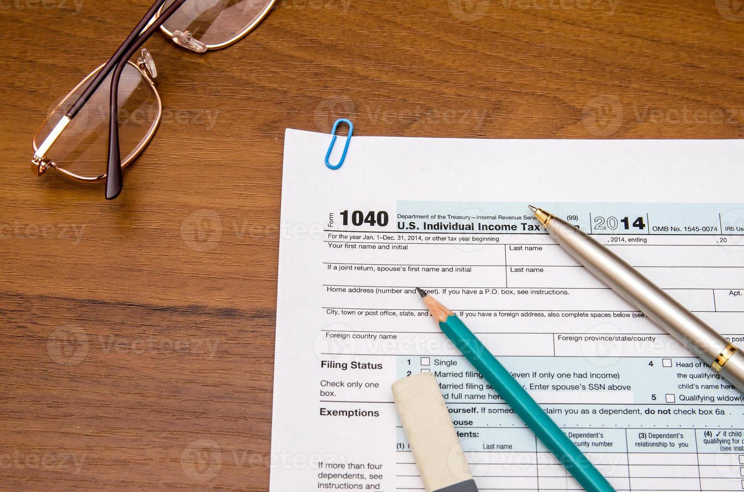remplir le formulaire de déclaration de revenus des particuliers 1040 dans le tableau photo