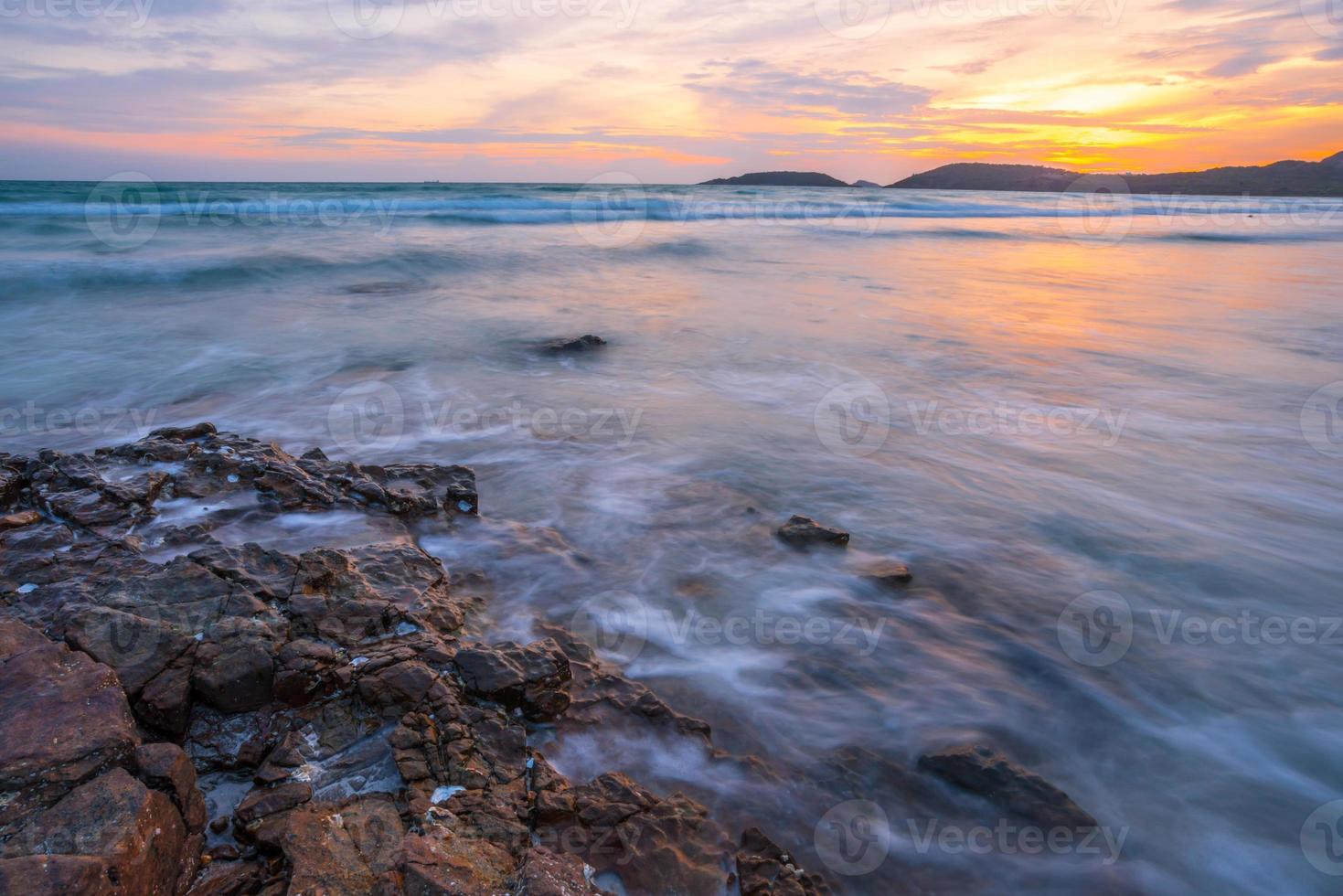 le magnifique coucher de soleil sur la plage de chonburi la province dans la partie est de la thaïlande. photo