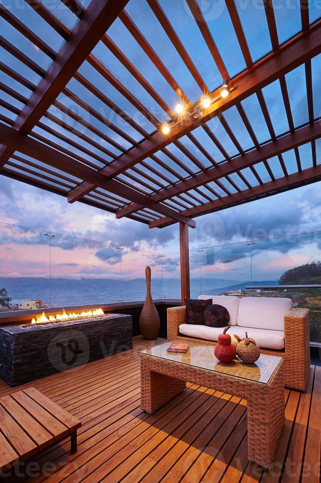 salon terrasse moderne avec pergola photo