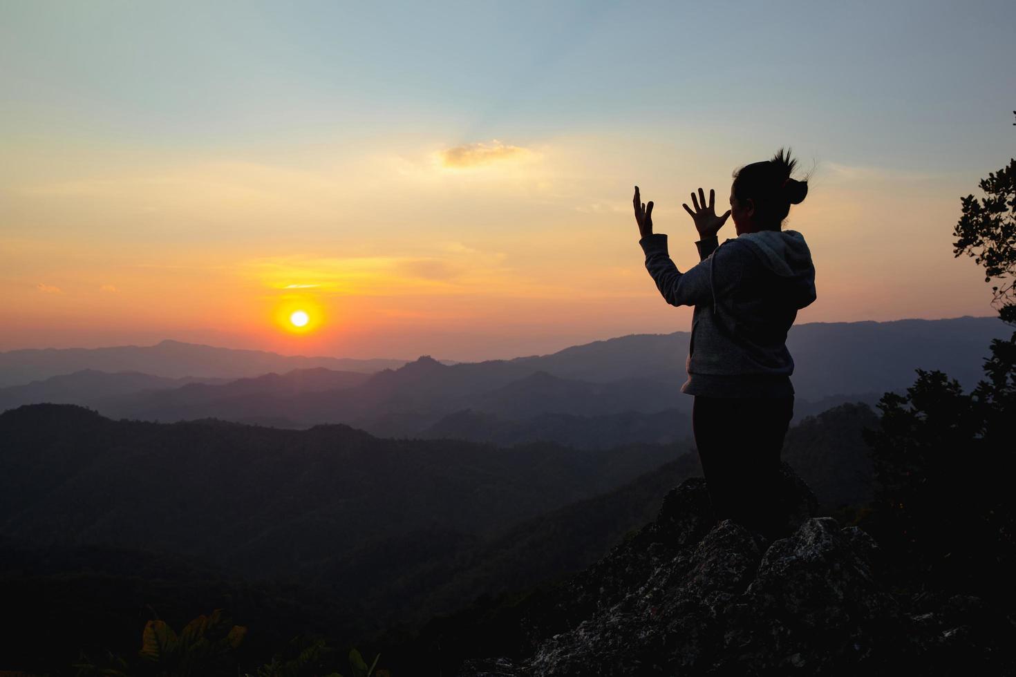 adoration de la femme au coucher du soleil photo