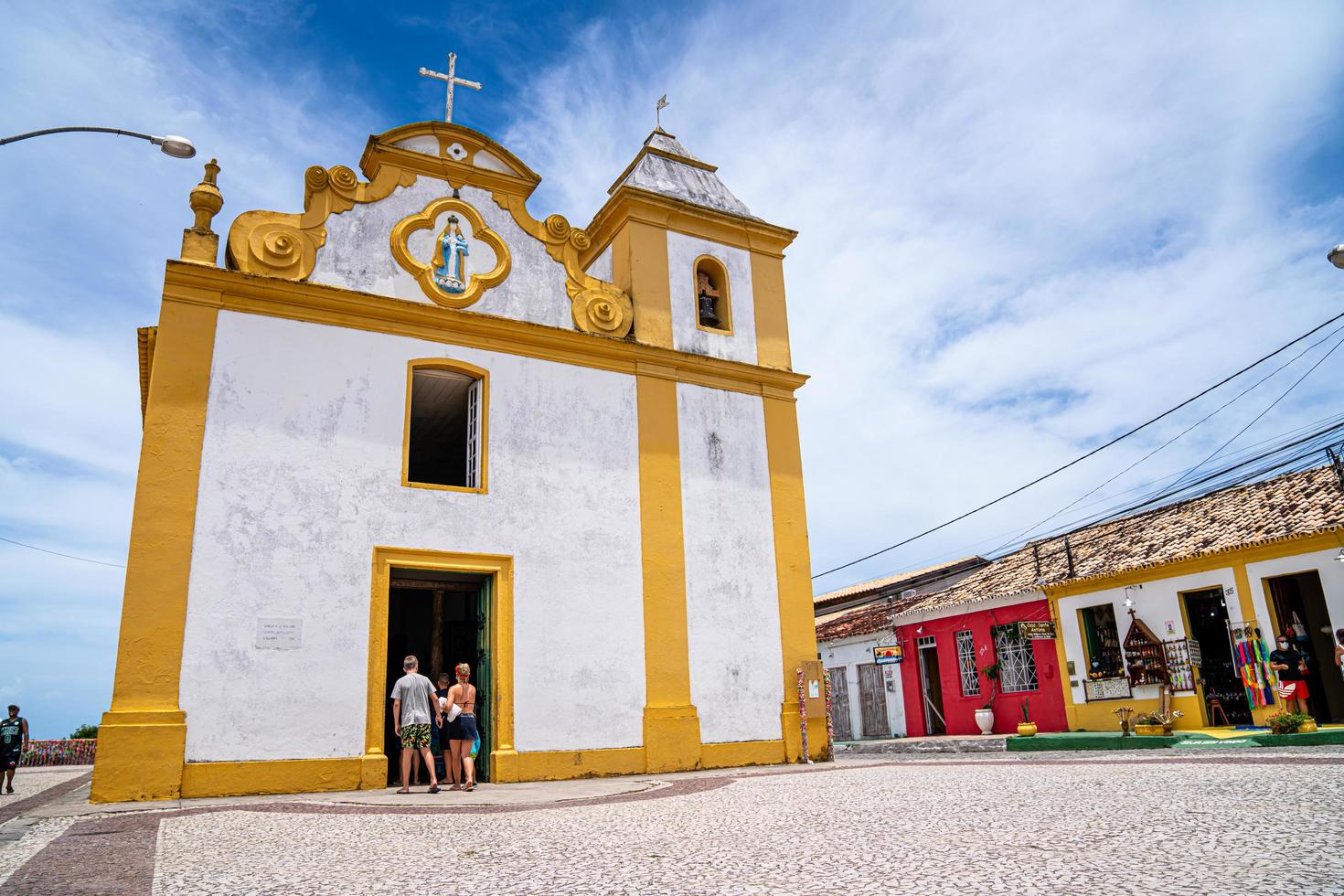 arraial d'ajuda - bahia - brésil - vers janvier 2021 - église nossa senhora da ajuda, dans le centre historique de la commune d'arraial d'ajuda, au sud de bahia. photo