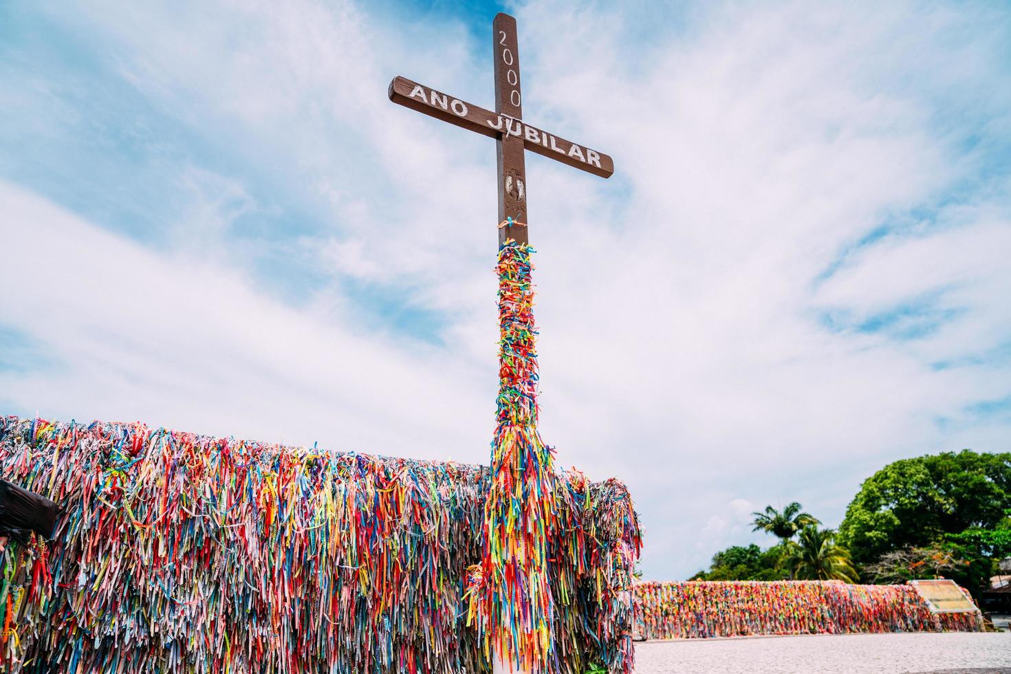 gros plan de fitas coloridas em arraial d'ajuda, bahia, brésil. cruz com fitas brasileiras photo