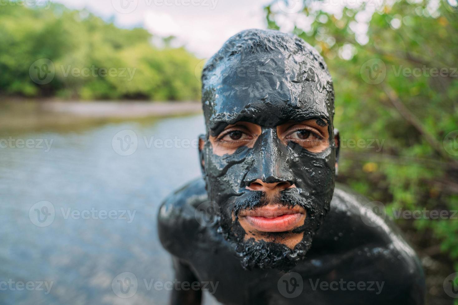 jeune homme latino-américain recevant un traitement à l'argile verte photo