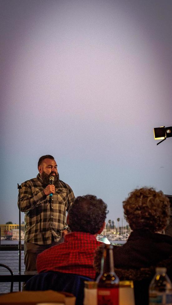 9 juillet 2022 stand-up de bord de comédie sur le front de mer terminal de la 9e avenue, bassin de brooklyn 288 neuvième avenue. oakland, ca 94606, johnny pena, comédien, natif de la baie photo