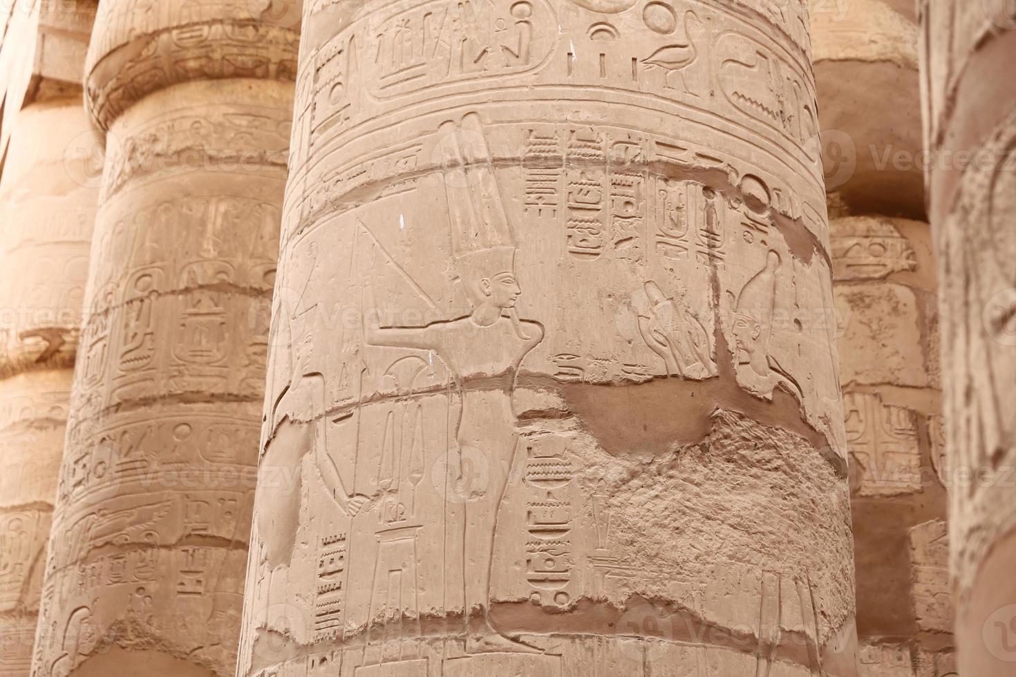 Colonnes dans la salle hypostyle du temple de Karnak, Louxor, Egypte photo