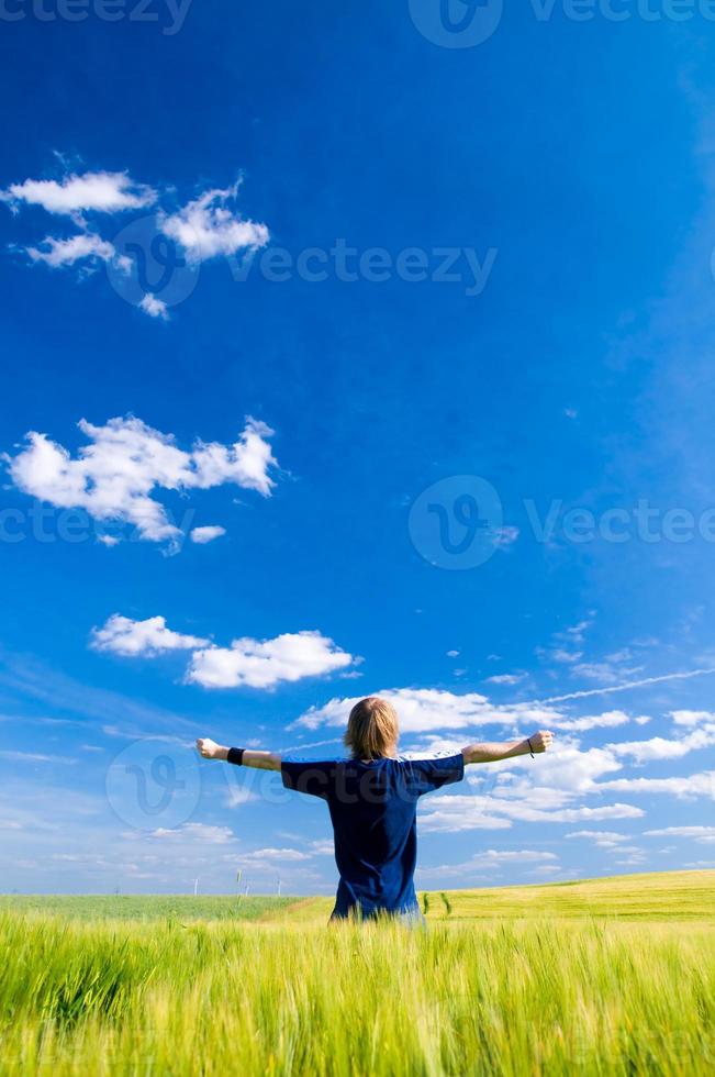 homme heureux avec les bras levés photo