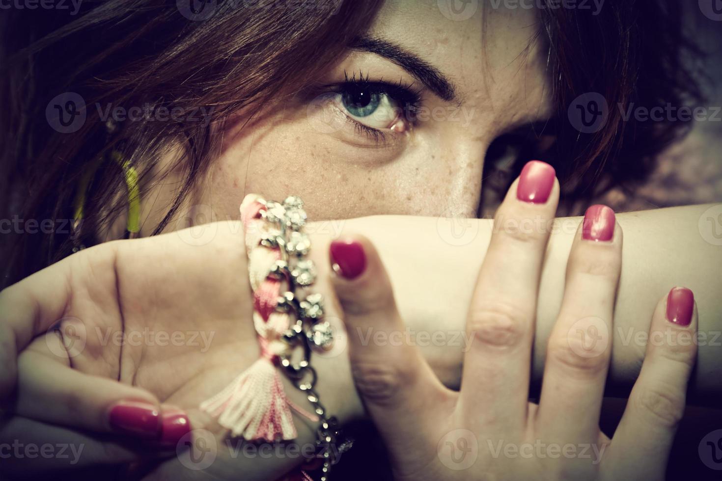 beau portrait de jeune femme avec des bijoux photo