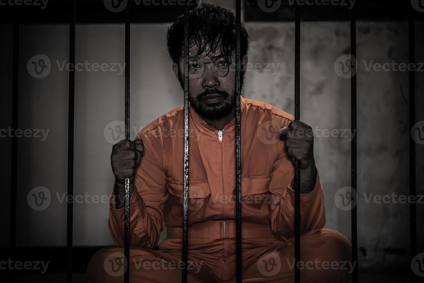 mains d'hommes désespérés d'attraper la prison de fer, le concept de prisonnier, les thaïlandais, l'espoir d'être libre. photo