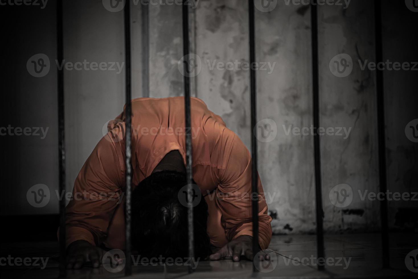 mains d'hommes désespérés d'attraper la prison de fer, le concept de prisonnier, les thaïlandais, l'espoir d'être libre. photo