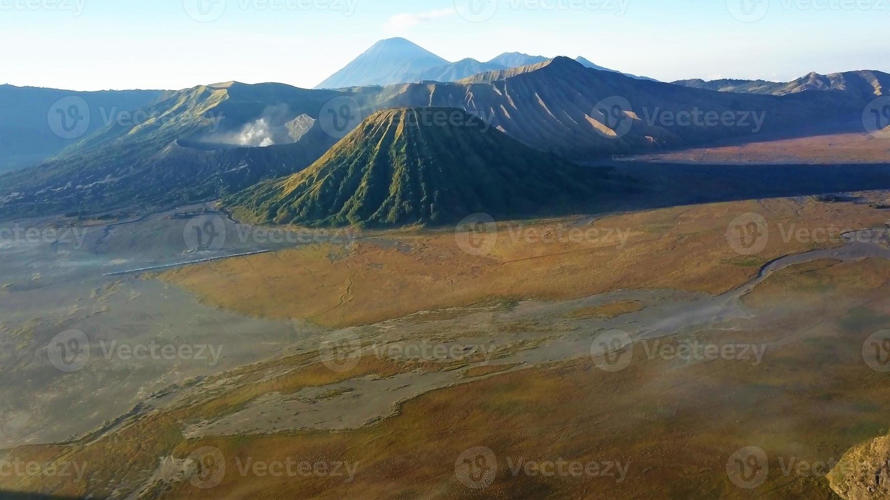 belle vue aérienne, pic du mont bromo à malang, java oriental - indonésie. photo