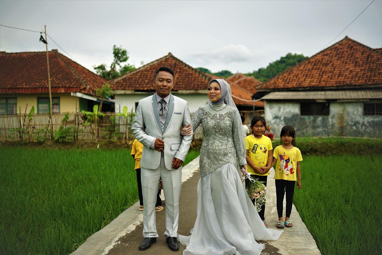 bandung, ouest de java, indonésie, 2021- marié et mariée musulmans lors d'une cérémonie de mariage indonésienne traditionnelle. photo