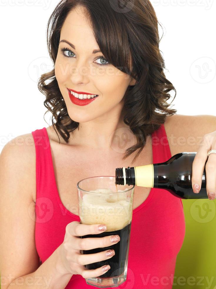 jolie jeune femme buvant de la bière photo