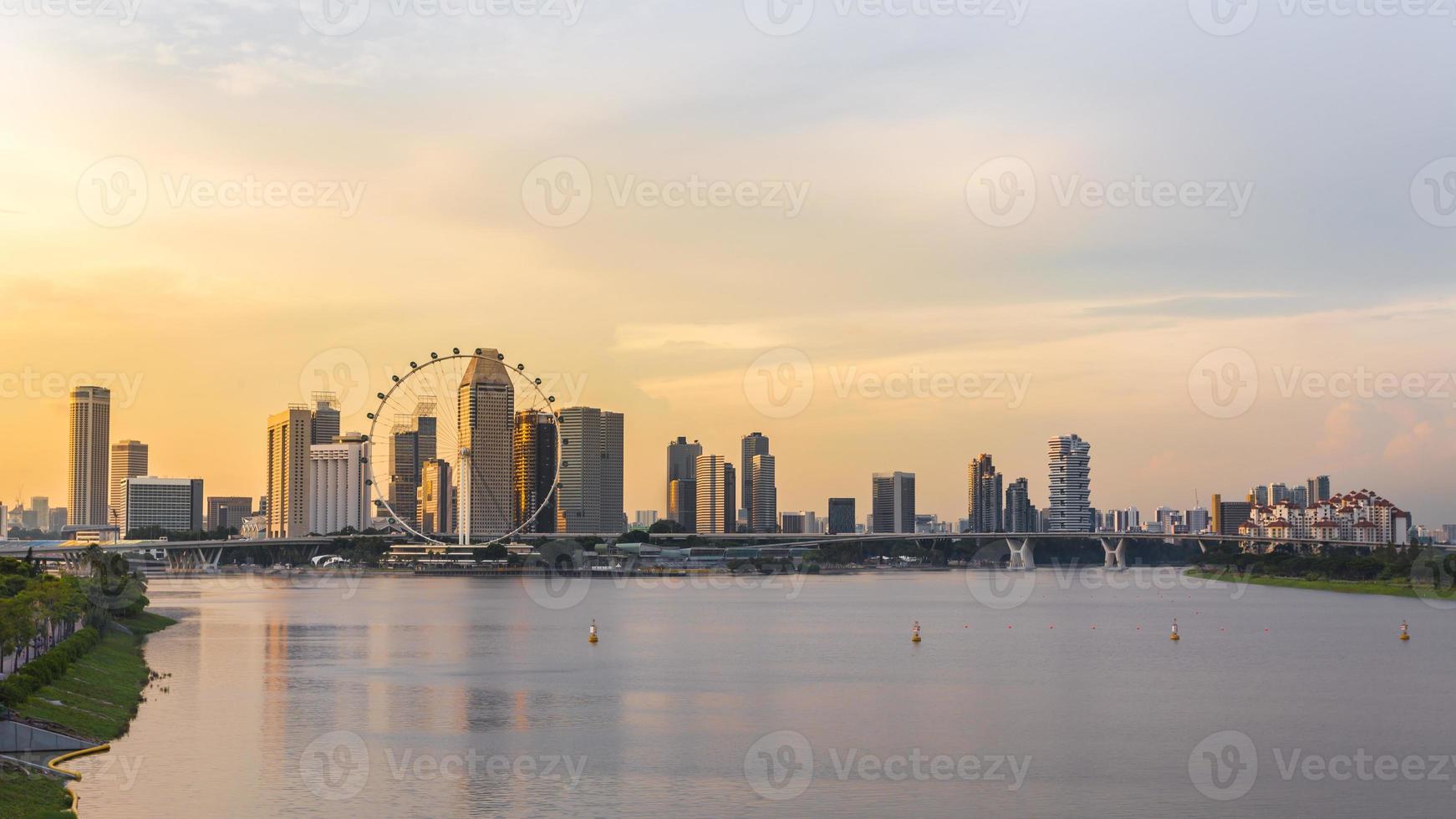 skyline de singapour au coucher du soleil photo