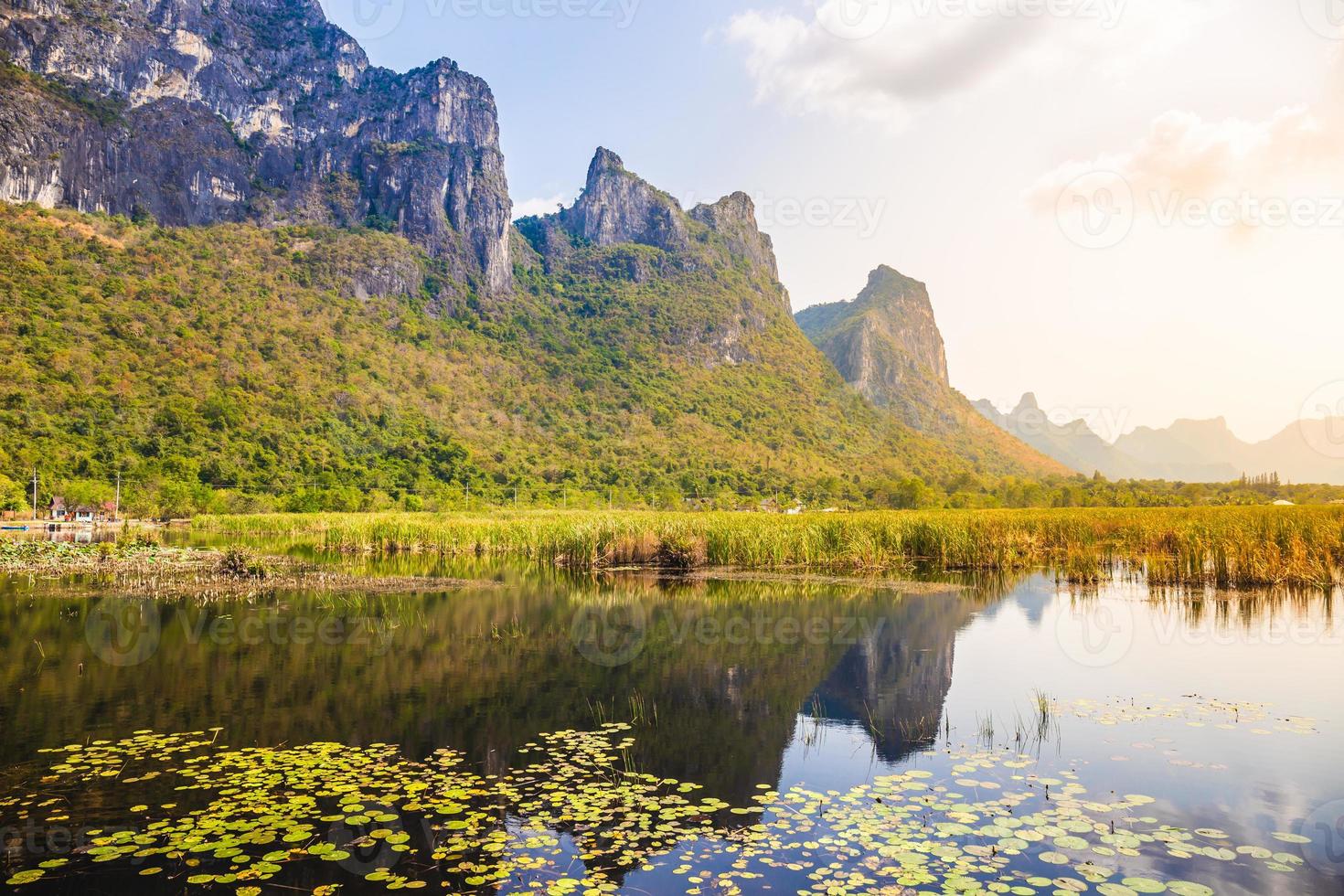 beau paysage de montagne avec champ d'herbe et fond de ciel bleu dans le parc national de khao sam roi yot, district de kui buri, prachuap khiri khan, thaïlande photo