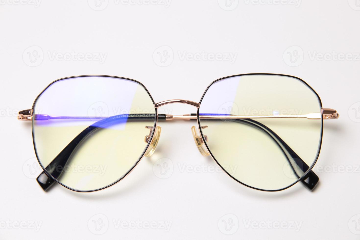 lunettes isolé sur blanc photo