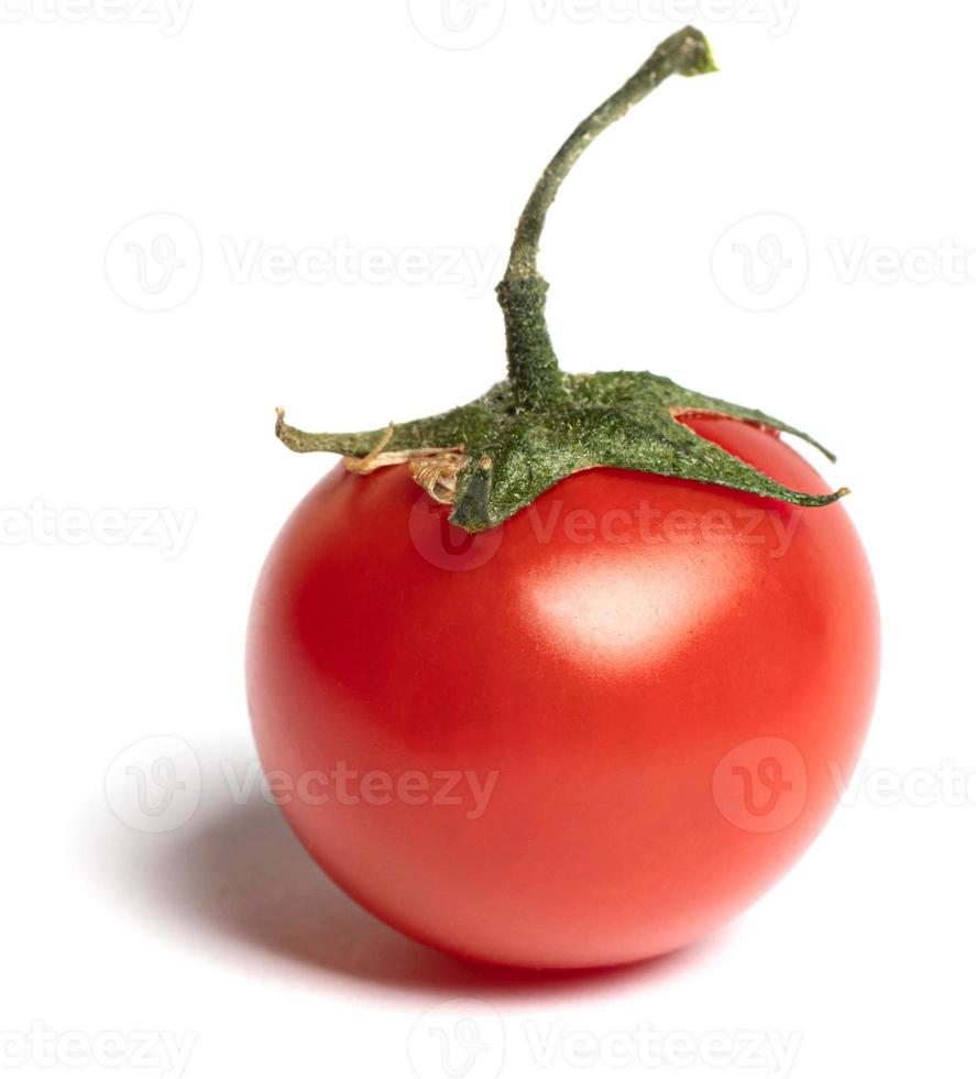 tomate rouge juteuse fraîche isolée sur fond blanc. photo
