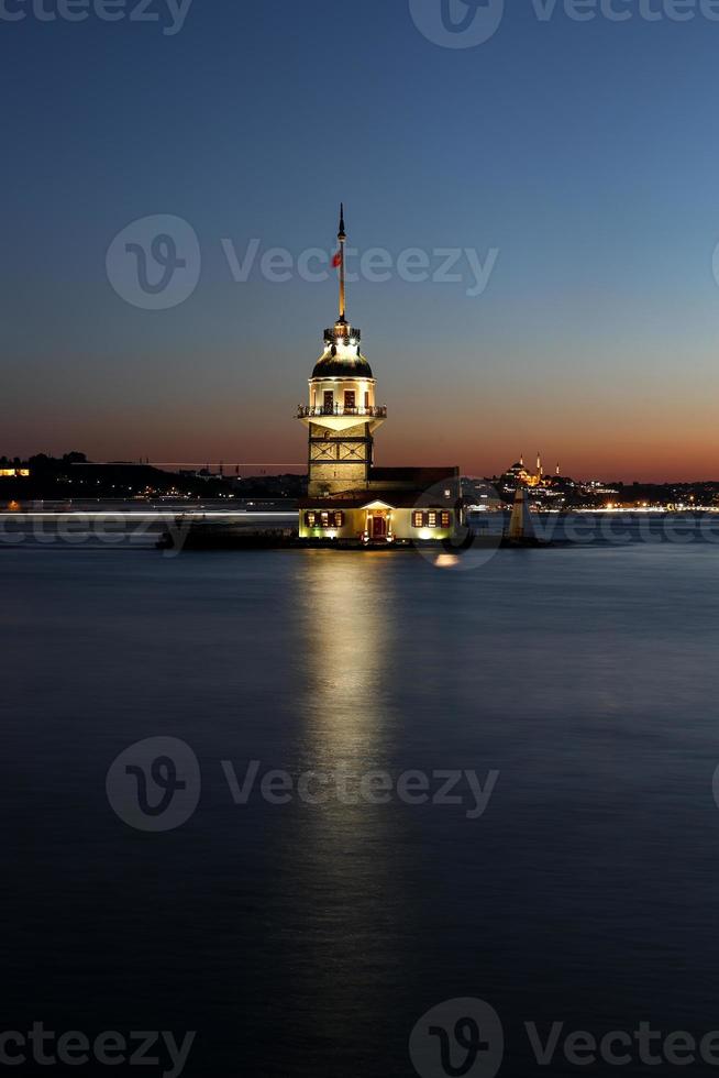 tour de la jeune fille à istanbul, turquie photo