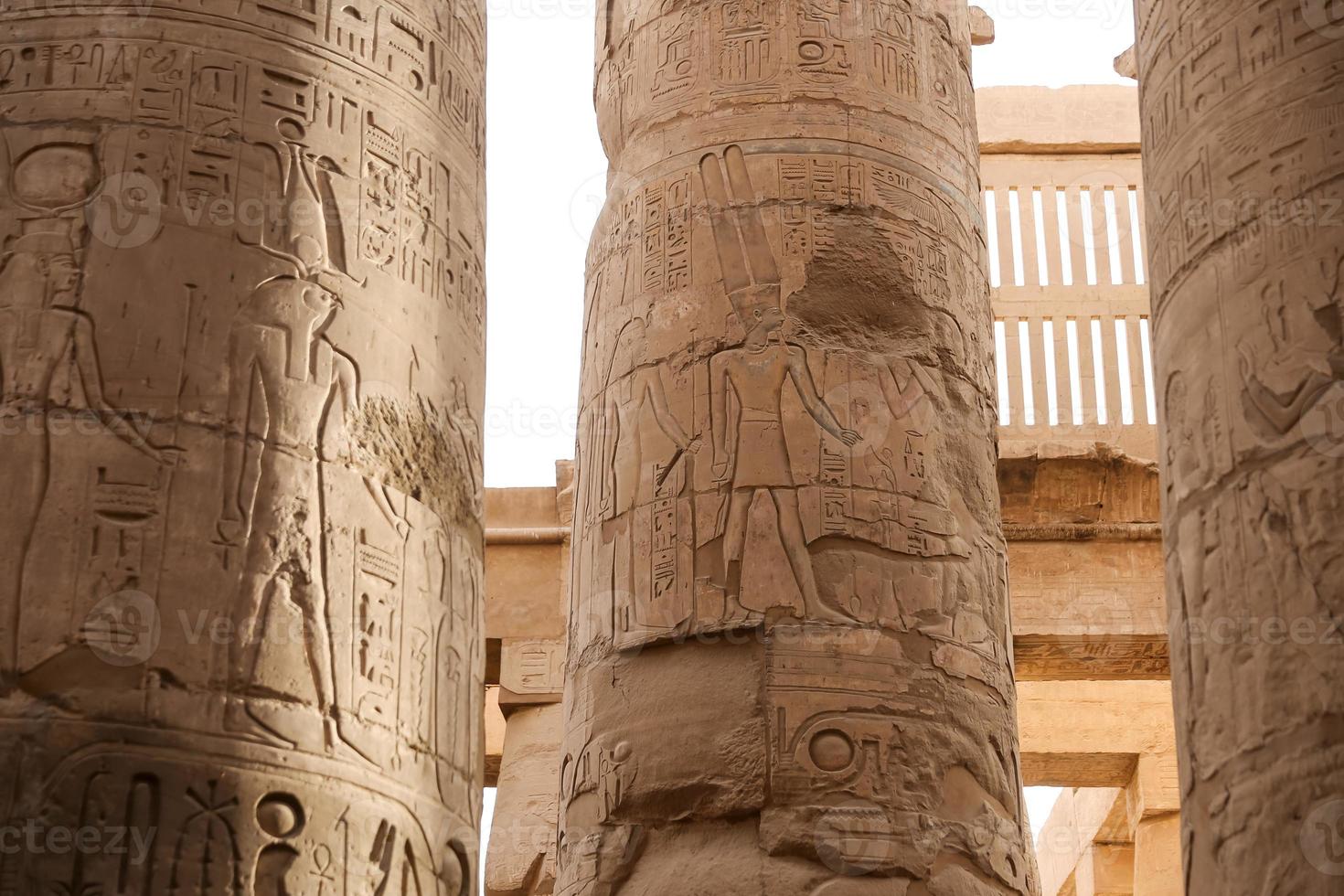 Colonnes dans la salle hypostyle du temple de Karnak, Louxor, Egypte photo