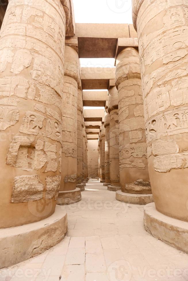 Colonnes dans la salle hypostyle du temple de Karnak, Louxor, Egypte photo