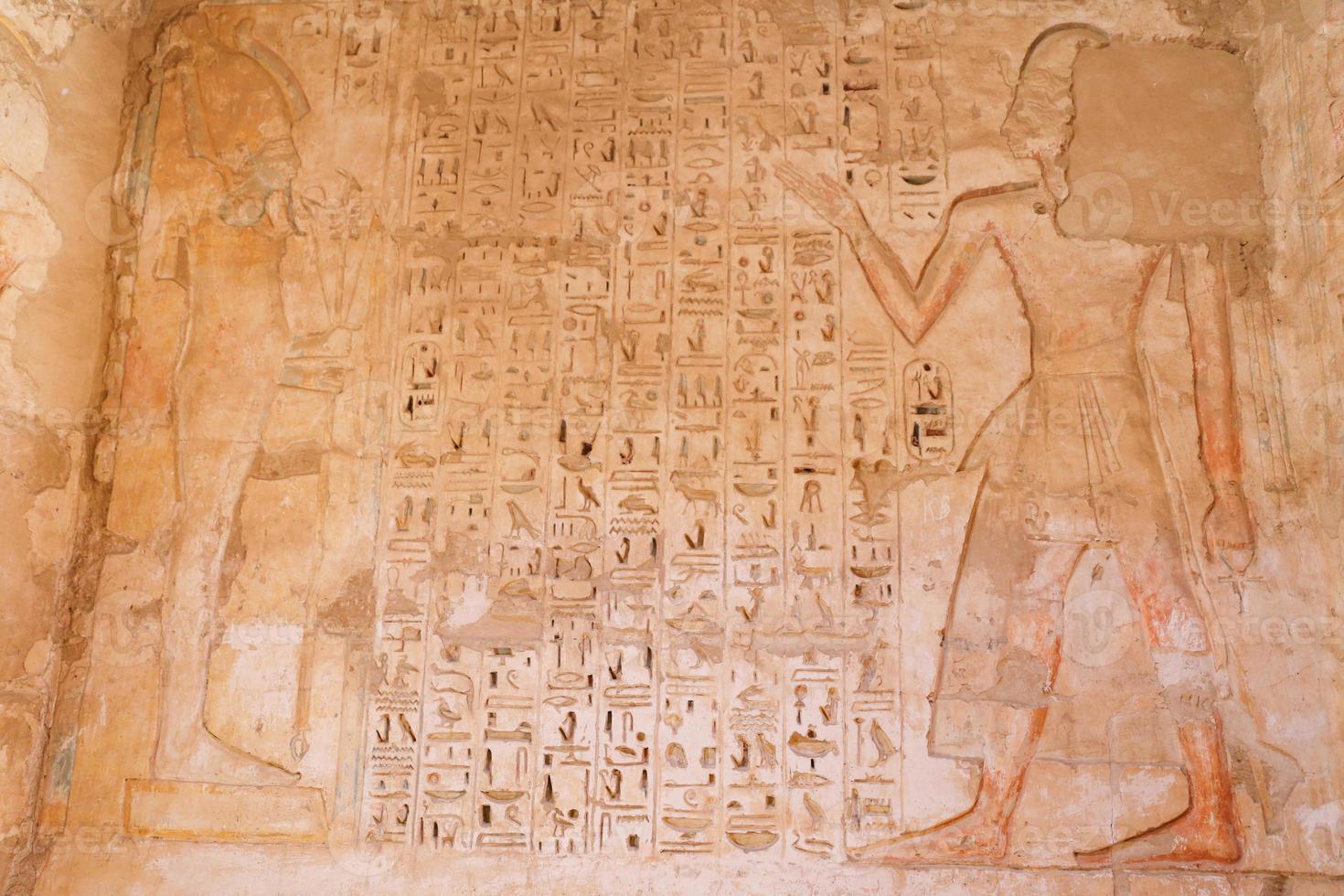 Hiéroglyphes égyptiens dans le temple de Médinet Habou, Louxor, Egypte photo