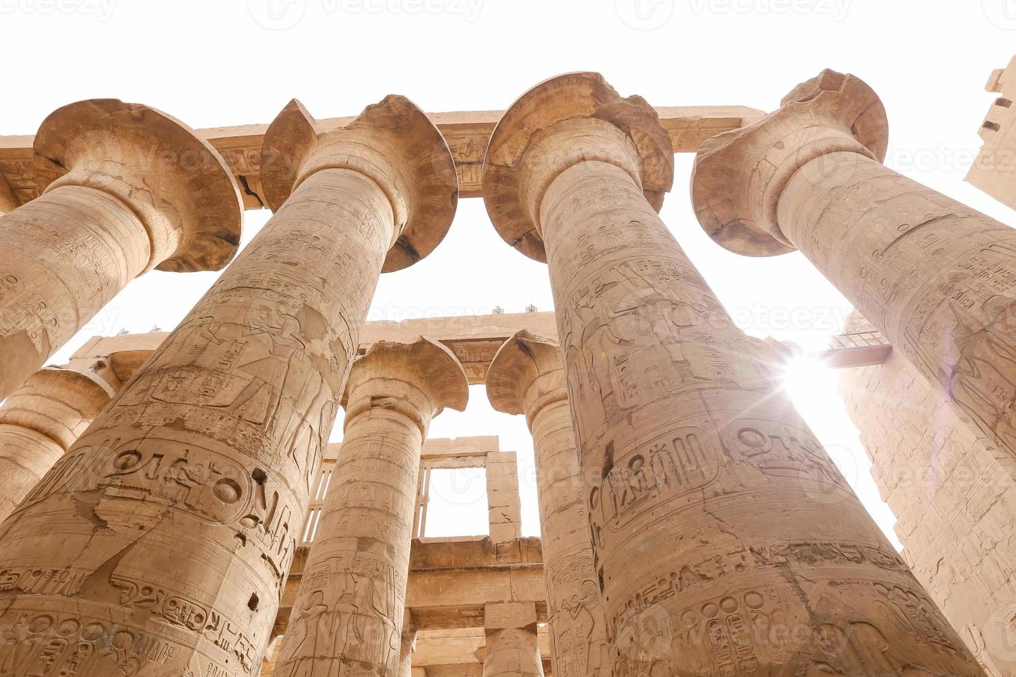 Colonnes dans la salle hypostyle du temple de Karnak, Louxor, Egypte photo