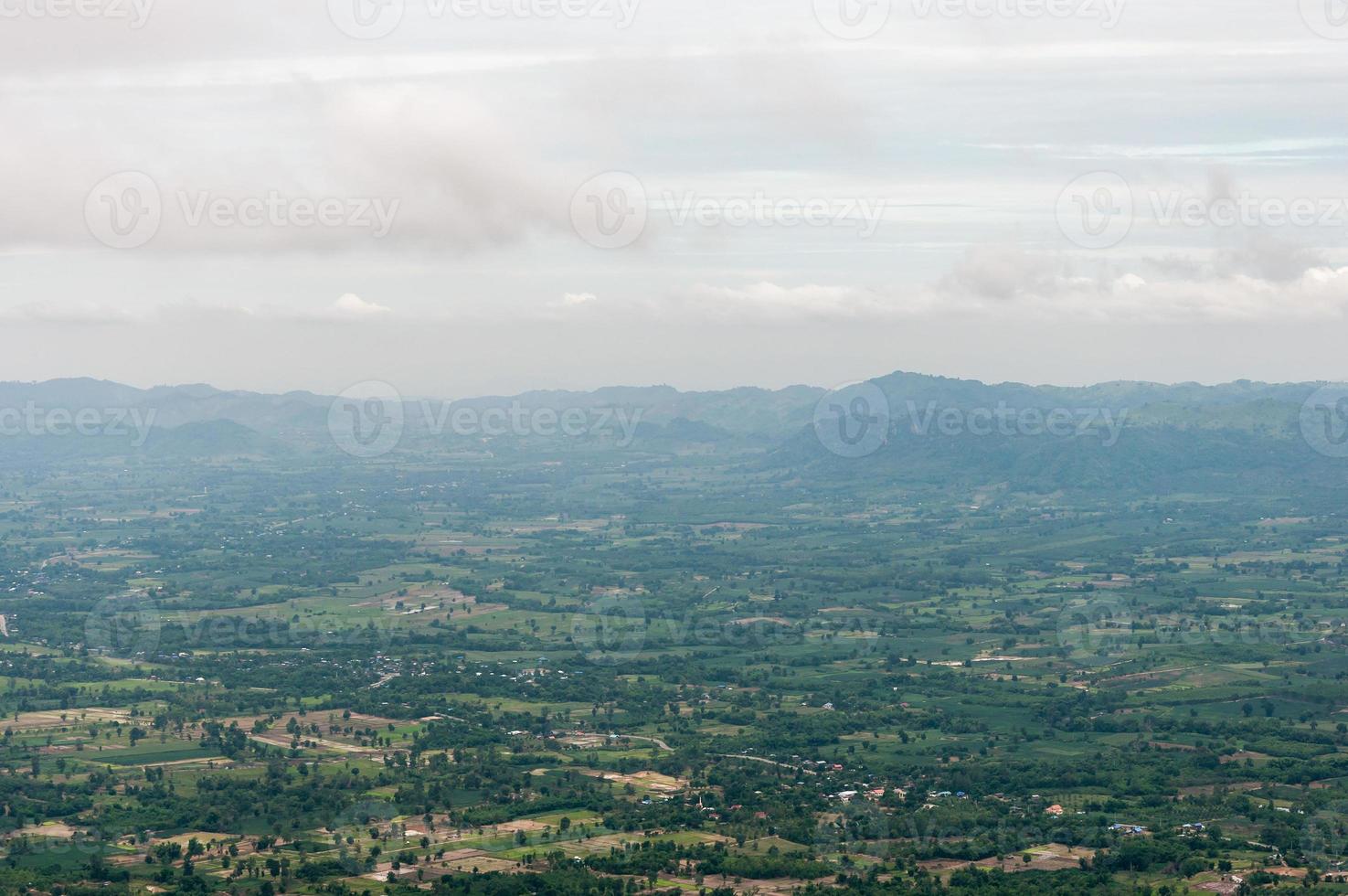 vue à vol d'oiseau depuis la haute montagne. photo