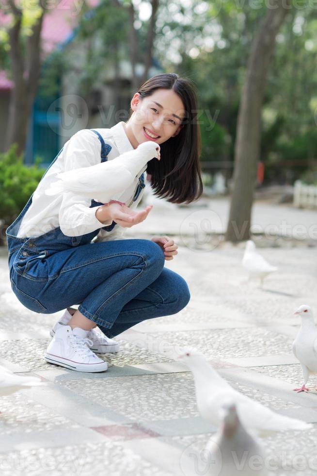 fille nourrir les pigeons photo