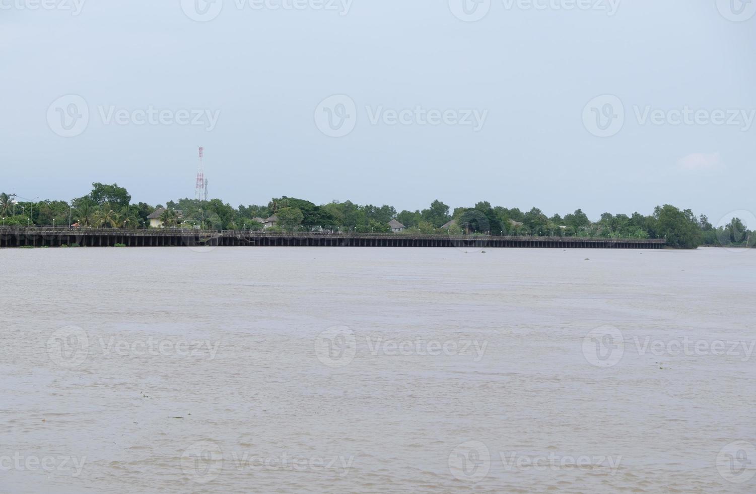 long remblai en béton le long du grand fleuve pour protéger l'érosion des berges. photo