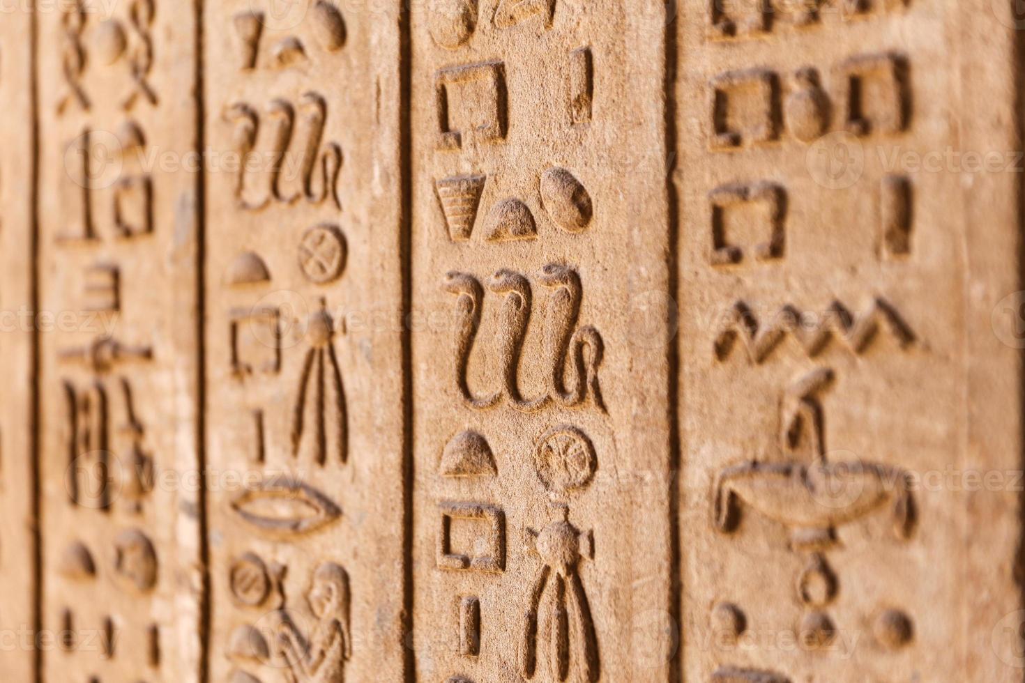 hiéroglyphes dans le temple de Denderah, Qena, Egypte photo
