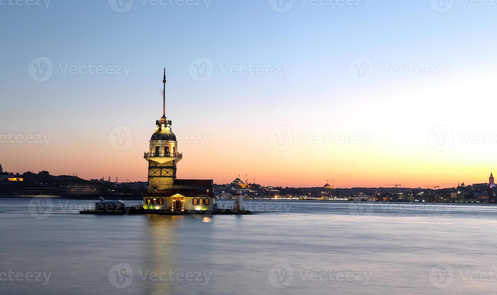 tour de la jeune fille à istanbul, turquie photo