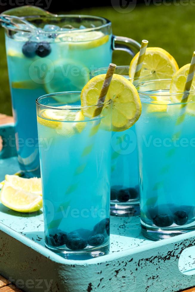 rafraîchissantes boissons d'été à la limonade aux bleuets photo