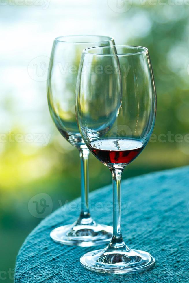 verre de vin sur la table photo