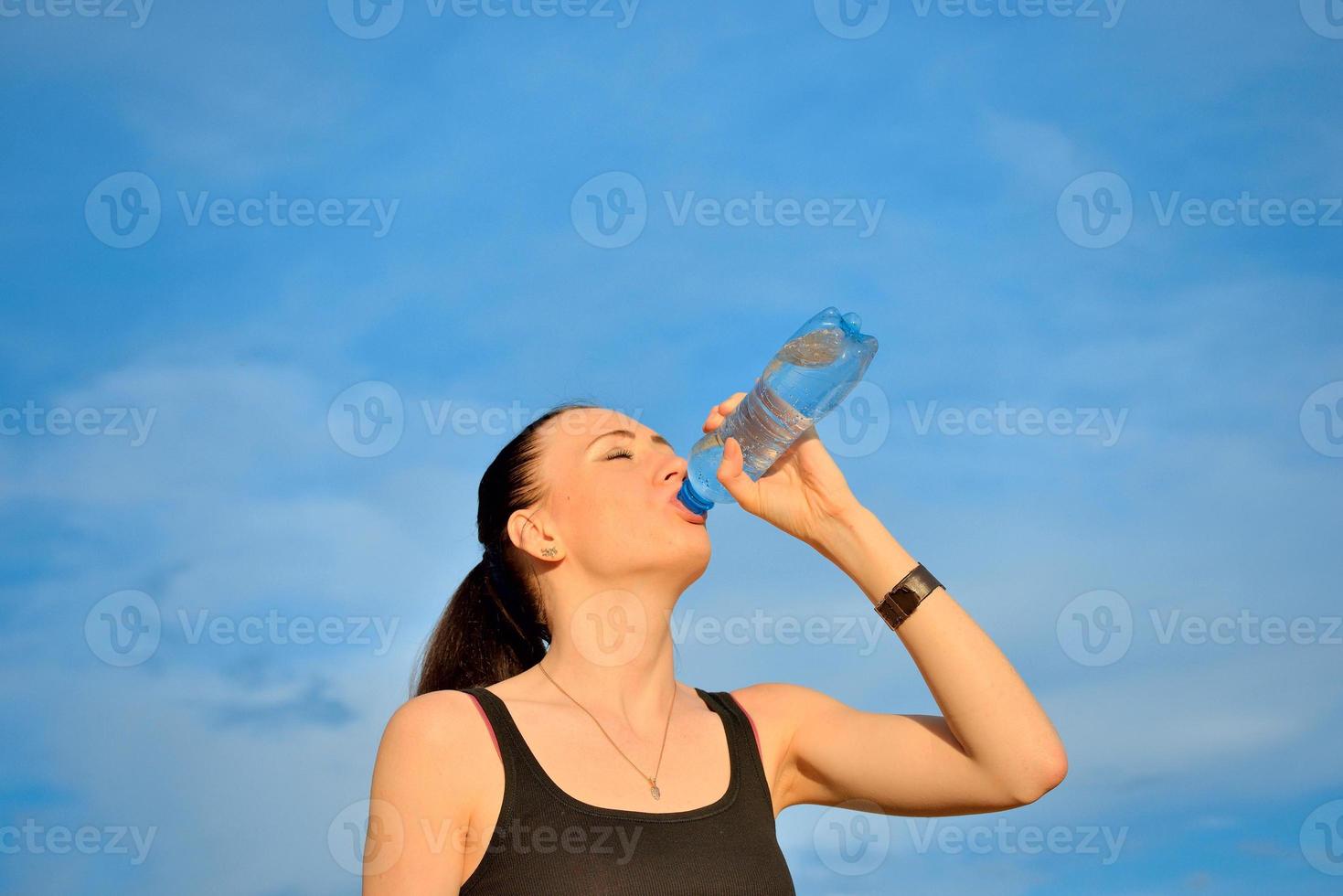 femme, eau potable, depuis, bouteille photo