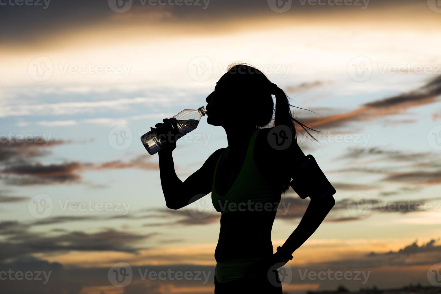 coureur boit de l'eau après l'entraînement photo