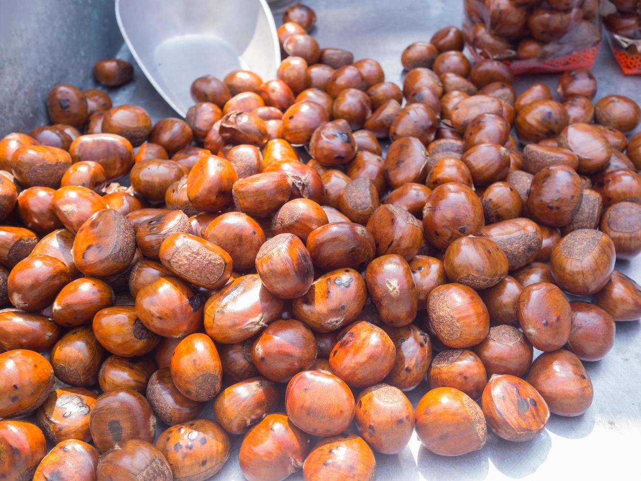 Tas de châtaignes grillées à vendre sur un marché photo