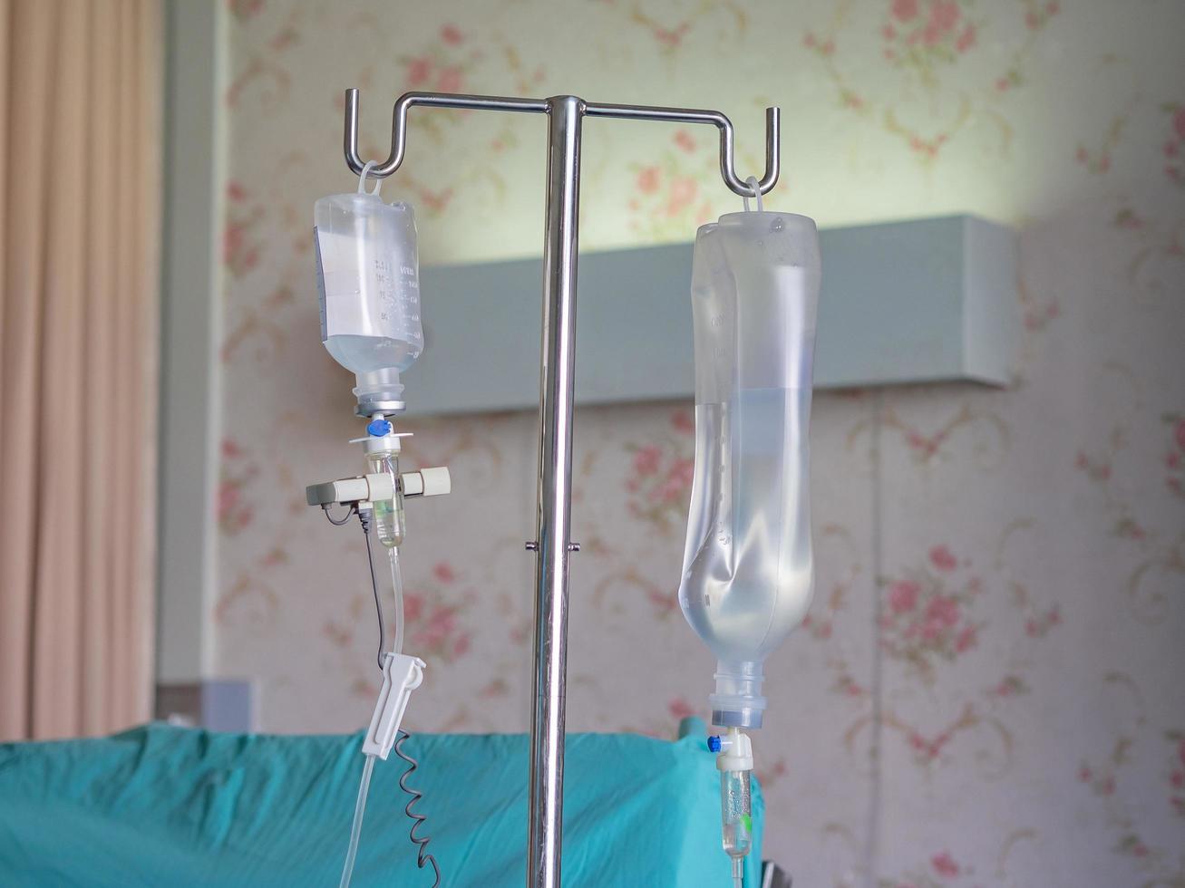 solution saline suspendue pour le patient dans la chambre de service. notion de soins de santé photo