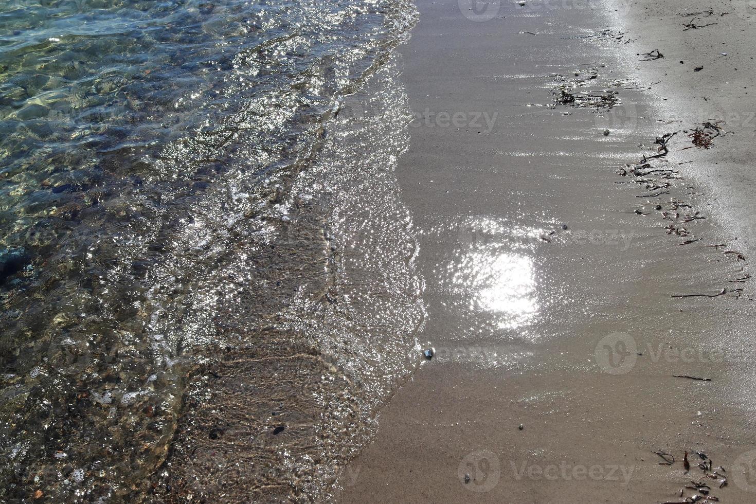 vue rapprochée détaillée sur les surfaces de l'eau avec des ondulations et des vagues et la lumière du soleil se reflétant à la surface photo