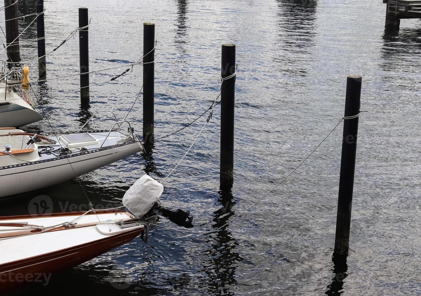 quelques bateaux à la marina de kiel en allemagne. photo