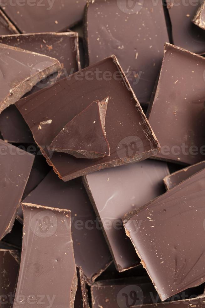 une barre de chocolat brisée en plusieurs morceaux photo