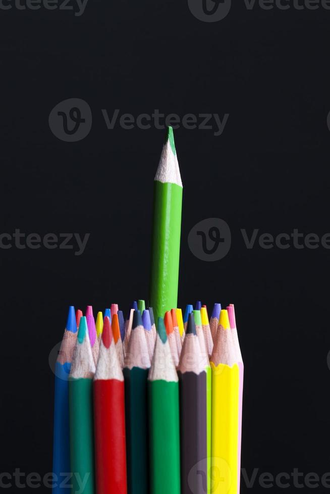 crayons de couleur en bois 9448906 Photo de stock chez Vecteezy