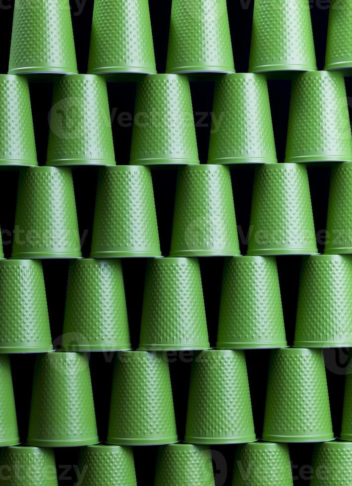 beaucoup de gobelets en plastique vert photo