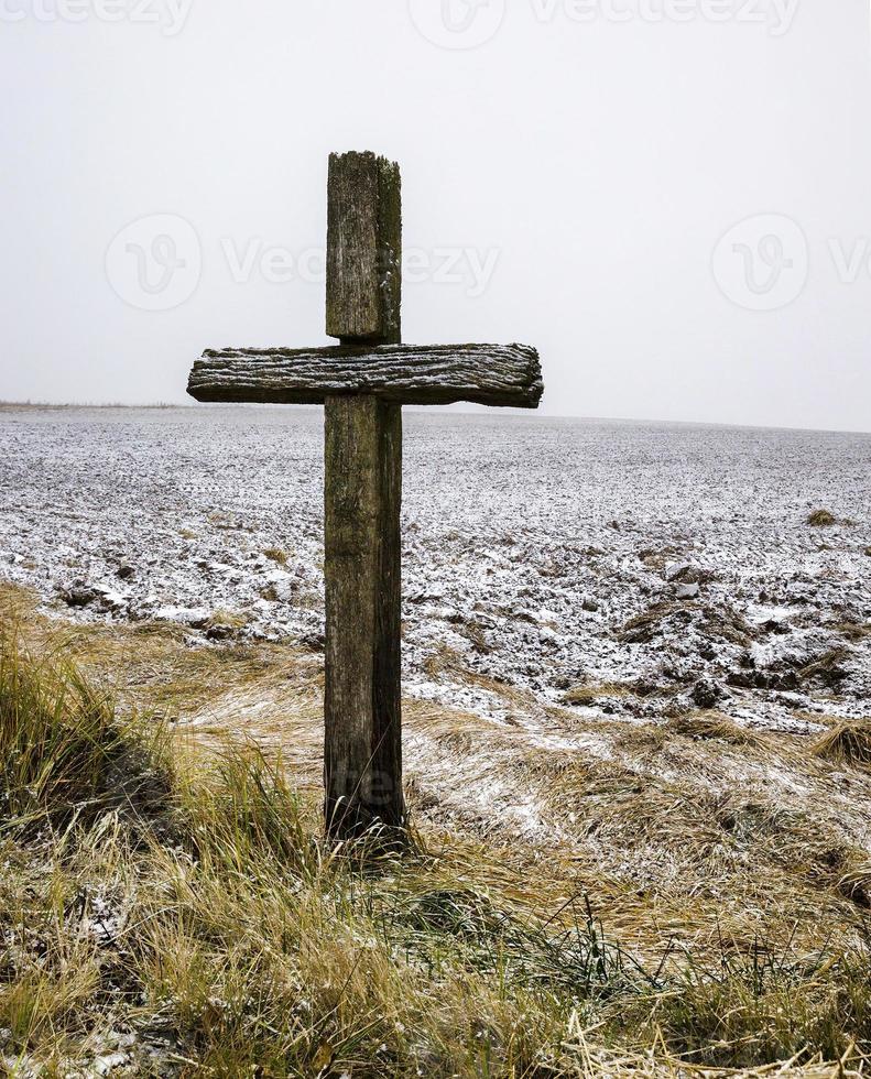 vieille croix catholique en bois photo