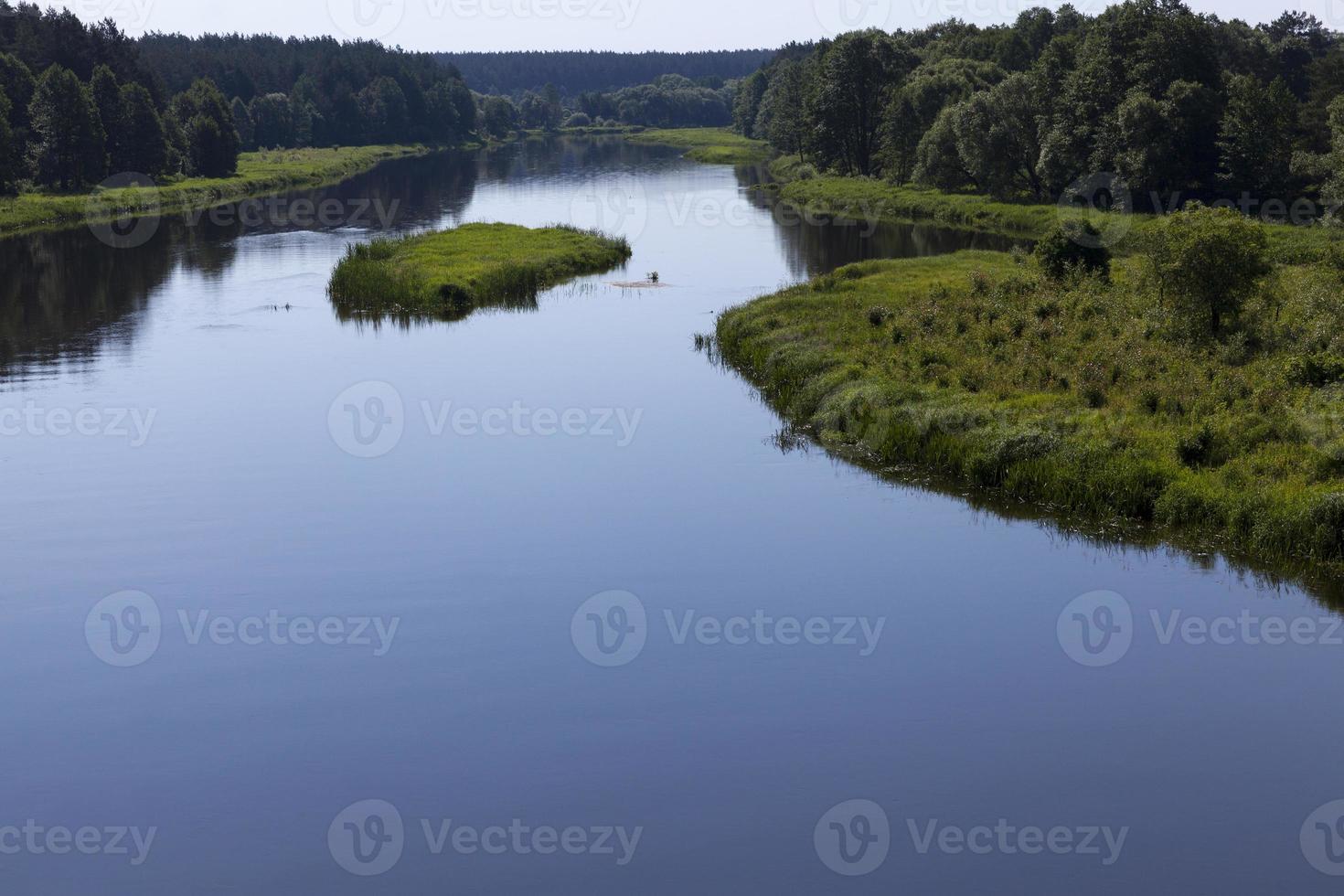 un paysage d'été avec rivière photo