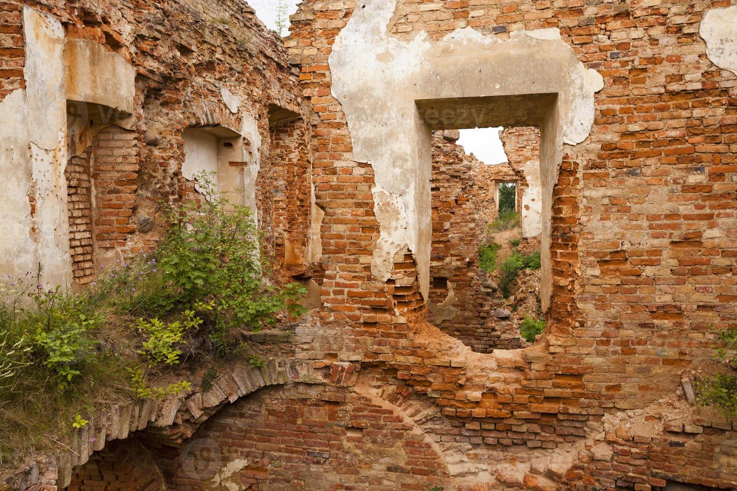 ruines de la forteresse se bouchent photo