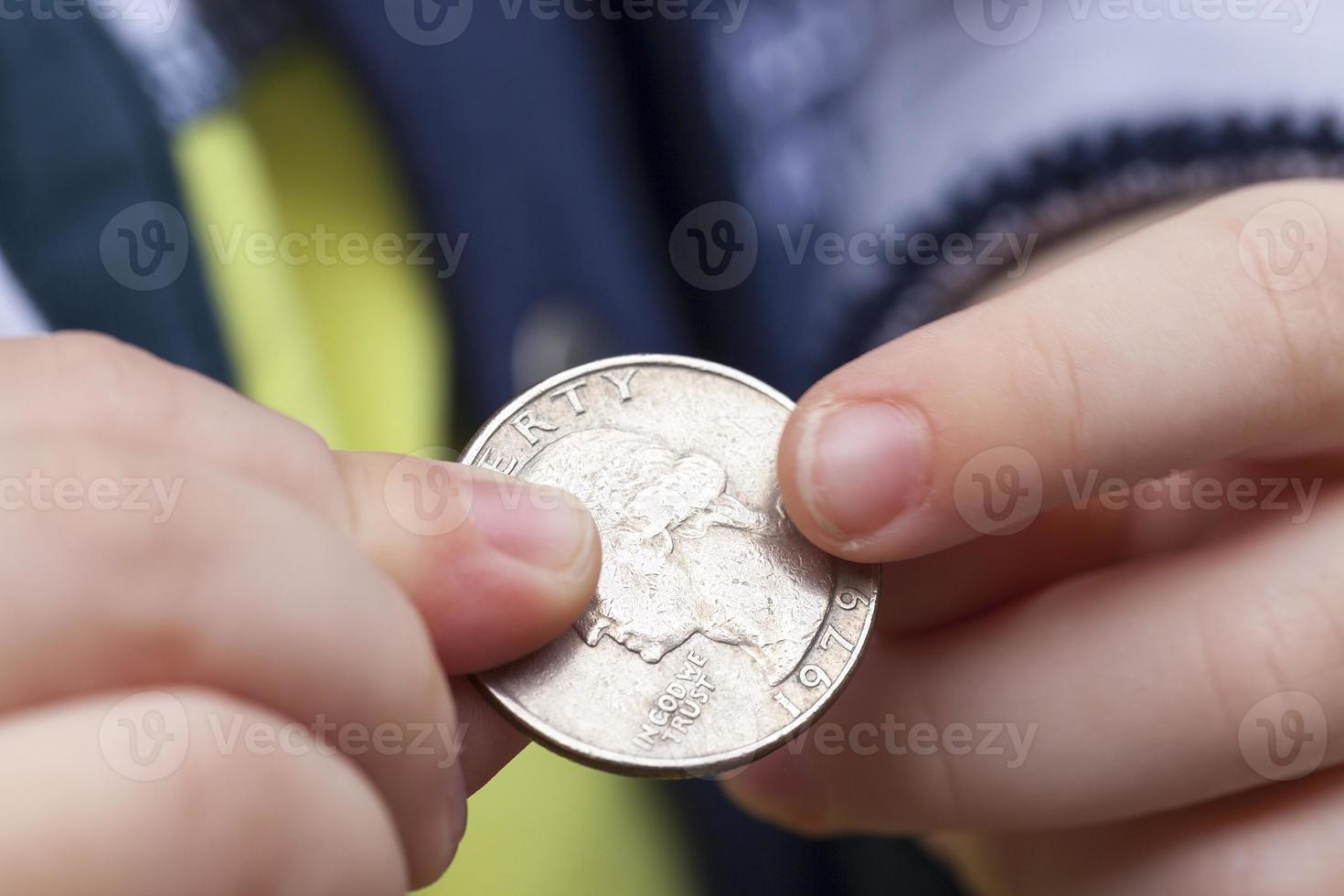 pièce de monnaie dans les mains d'un enfant 9438657 Photo de stock chez  Vecteezy