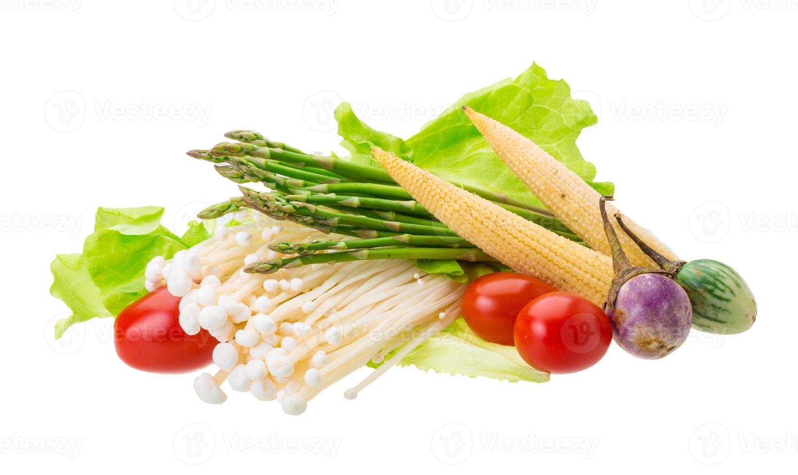 champignons du japon, asperges, aubergines, mini-maïs et salade sur fond blanc photo