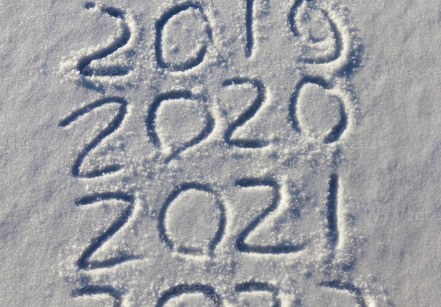 l'inscription sur la nouvelle année 2022 sur la neige en hiver photo