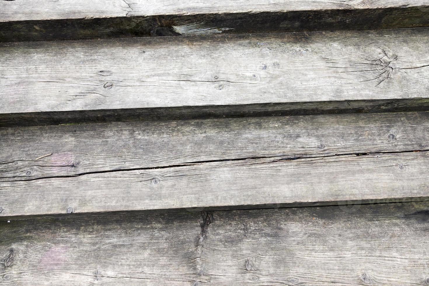 un vieil escalier en bois fait de planches photo