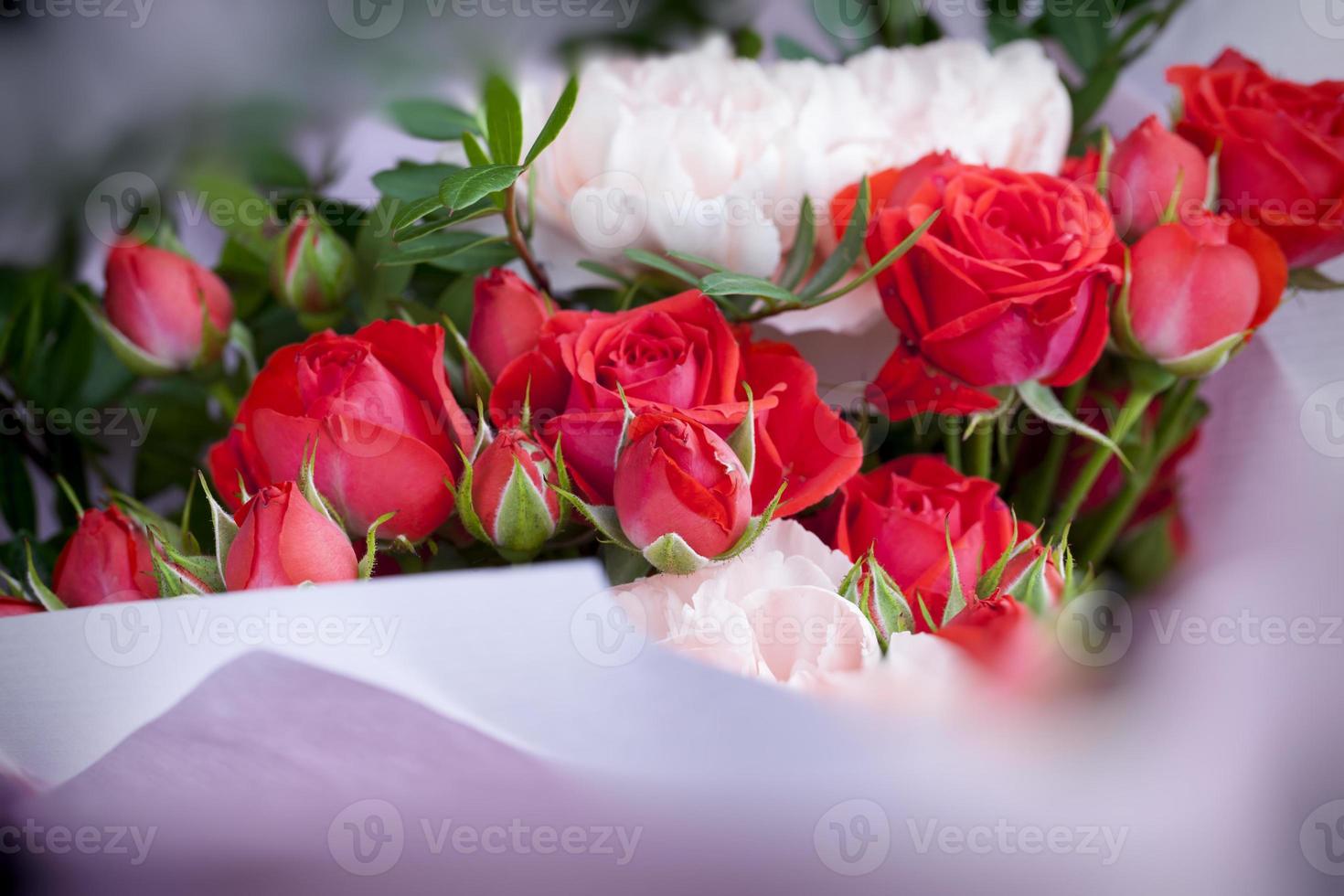 bouquet cadeau avec roses rouges et oeillets roses photo