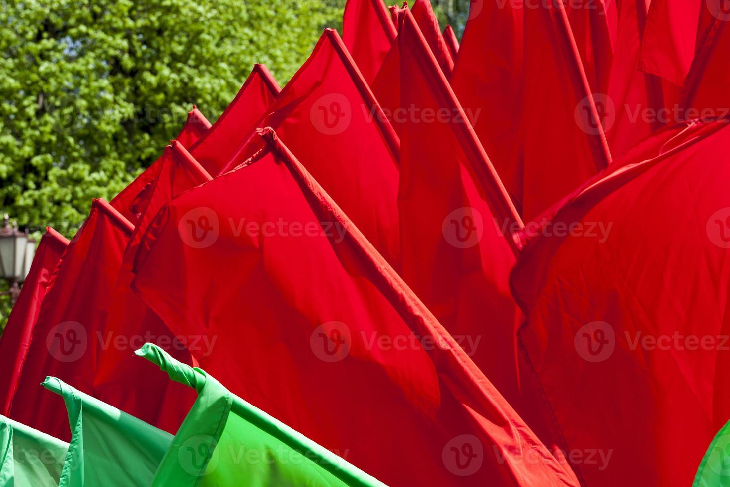 drapeaux verts et rouges pour décorer la ville photo